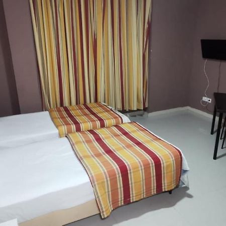 Hostal Gracia Torrejón de Ardoz Esterno foto