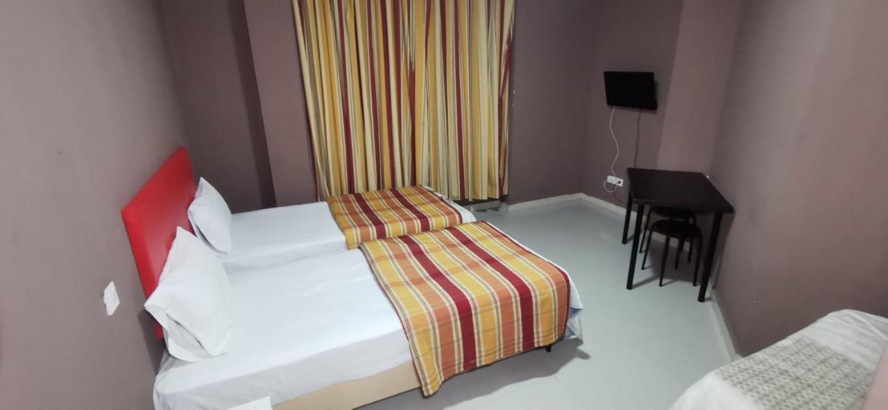 Hostal Gracia Torrejón de Ardoz Esterno foto